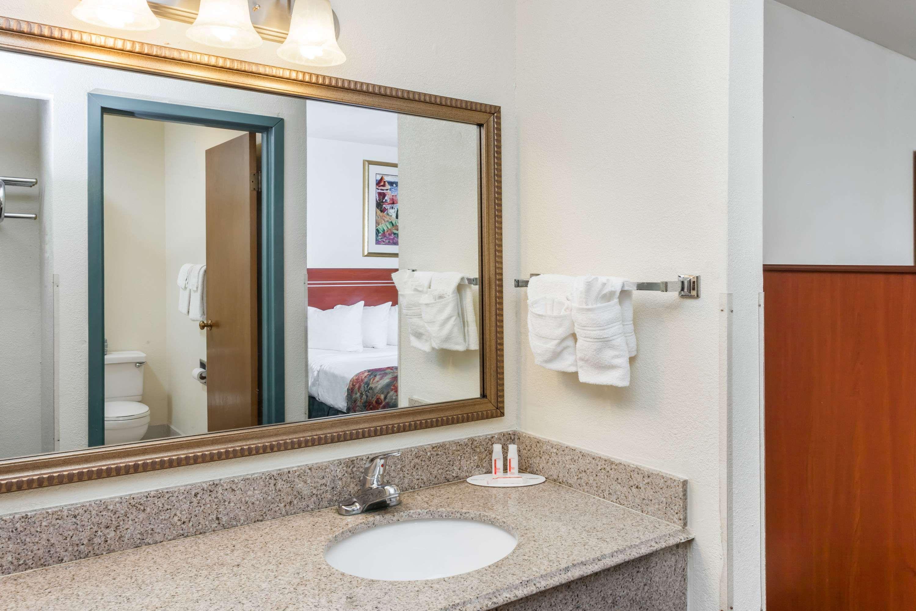 Baymont by Wyndham Decatur Hotel Bagian luar foto