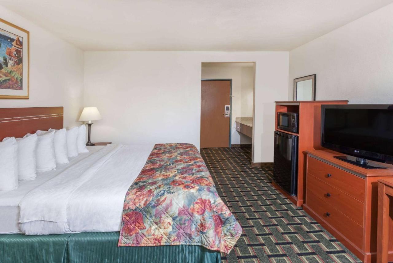 Baymont by Wyndham Decatur Hotel Bagian luar foto