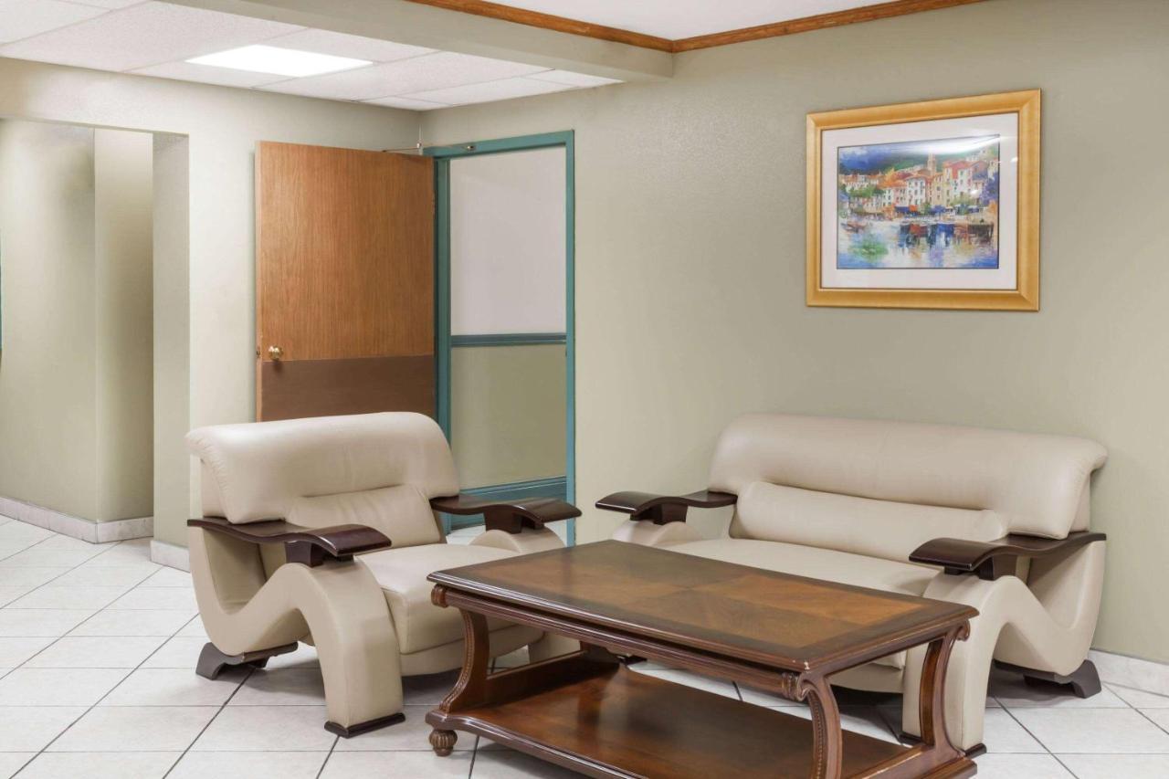 Baymont by Wyndham Decatur Hotel Bagian luar foto