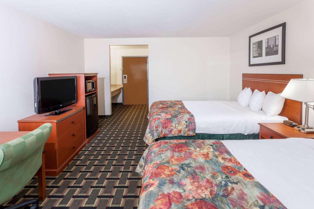 Baymont by Wyndham Decatur Hotel Bagian luar foto