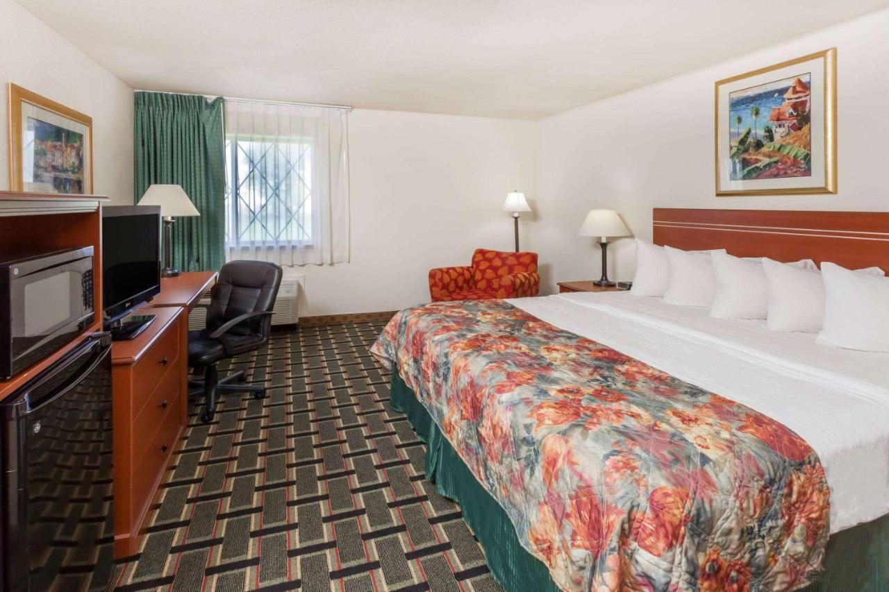 Baymont by Wyndham Decatur Hotel Bagian luar foto