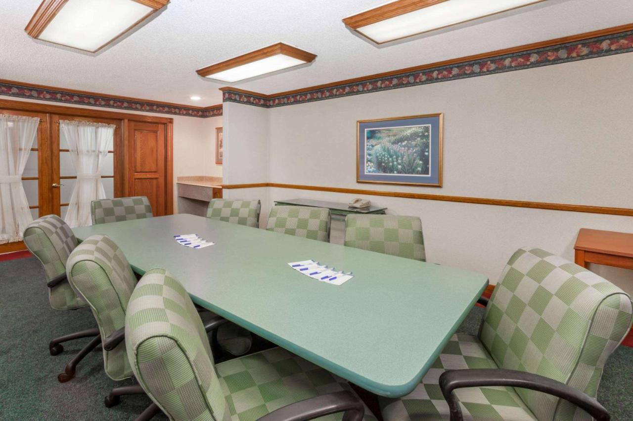 Baymont by Wyndham Decatur Hotel Bagian luar foto